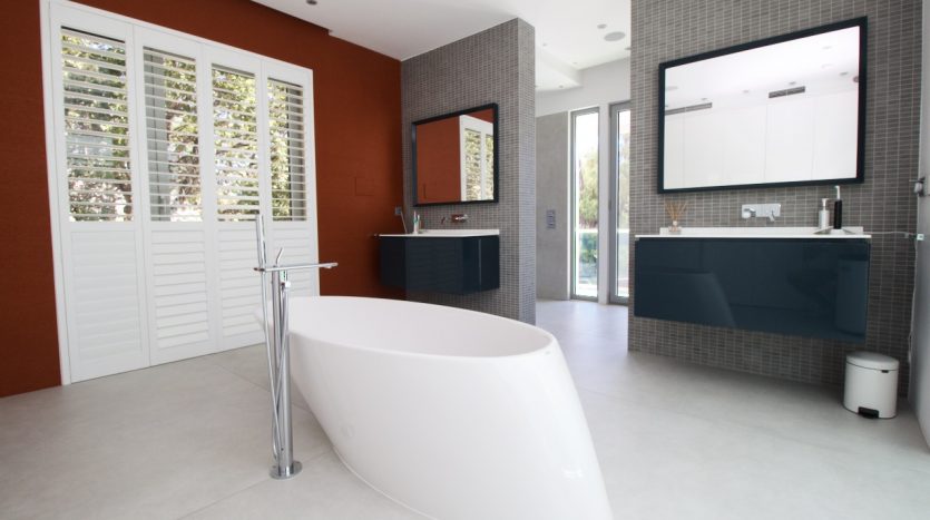 Luxury home designer bathroom and bathtub