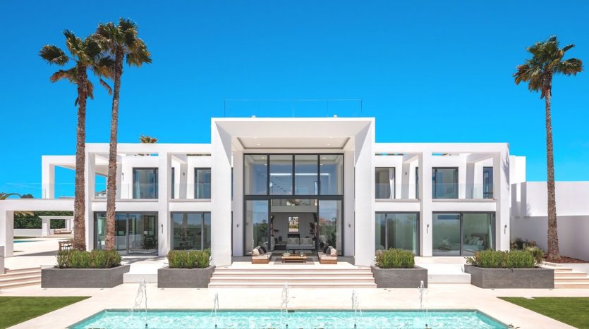 Algarve villa Lua, contemporary luxury home in Carvoiero